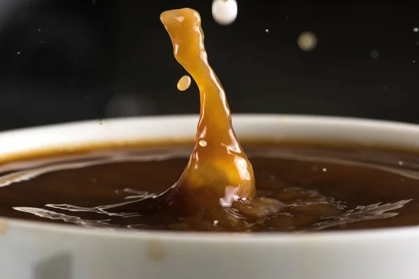 Красивые Всплески Молочных Капель Поверхности Кофе Крупным Планом — стоковое фото