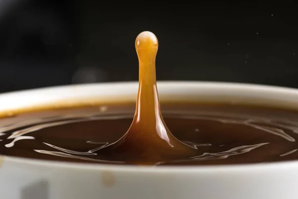 Piękne Wybuchy Mleka Spada Powierzchni Kawy Zbliżenie — Zdjęcie stockowe