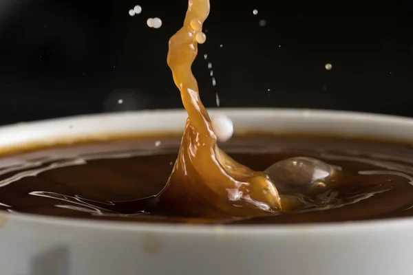 Piękne Wybuchy Mleka Spada Powierzchni Kawy Zbliżenie — Zdjęcie stockowe
