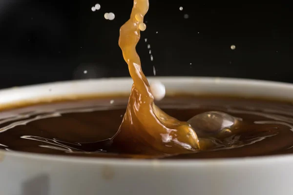 Hermosas Ráfagas Gotas Leche Superficie Del Primer Plano Del Café — Foto de Stock