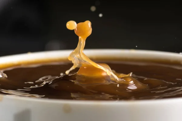 Hermosas Ráfagas Gotas Leche Superficie Del Primer Plano Del Café — Foto de Stock