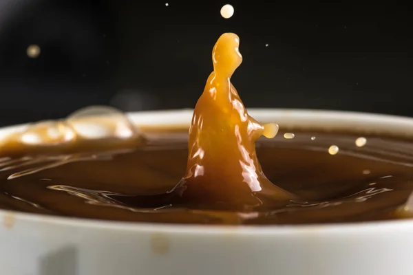 Hermosas Ráfagas Gotas Leche Superficie Del Primer Plano Del Café —  Fotos de Stock