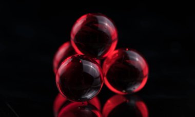 Nitrogliserin, validol içeren küçük kırmızı ilaç kapsül