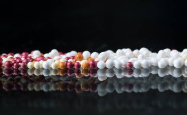 Çok renkli ve beyaz microgranules ilaç kapsül içeriğini, yakın çekim