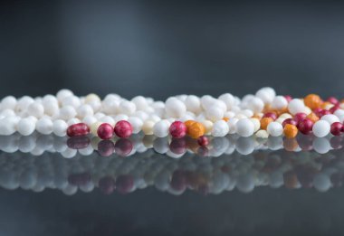 Çok renkli ve beyaz microgranules ilaç kapsül içeriğini, yakın çekim