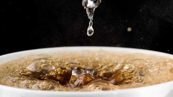 Preparación Café Instantáneo Una Taza Blanca Sobre Fondo Blanco Negro — Foto de Stock