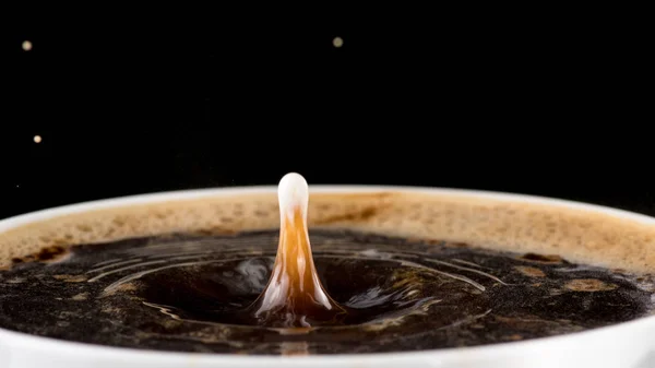 Kawa Śmietanką Splash Odrobiną Mleka Powierzchni Kawy Czarnym Tle — Zdjęcie stockowe