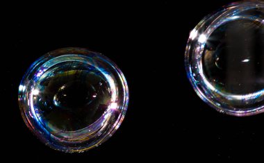 Siyah bir arka plan üzerinde renkli sabun köpüğü yakın çekim