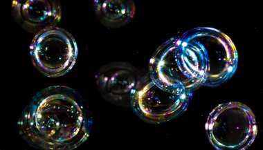 Siyah bir arka plan üzerinde renkli sabun köpüğü yakın çekim