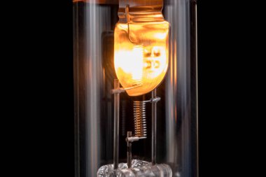 Akkor lamba sarmal siyah bir zemin üzerine yanma ile daldırma galvaniz ve ana ışın farlar için