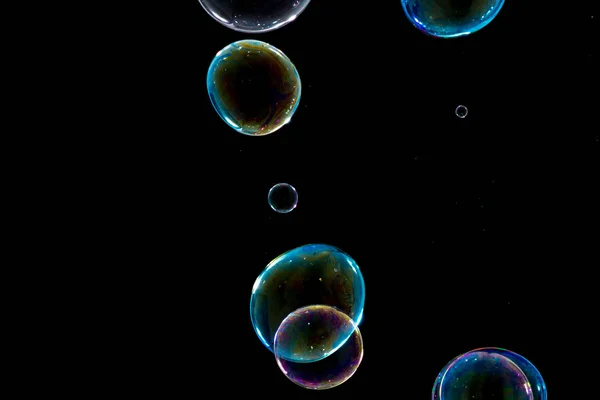 Bunte Seifenblasen Nahaufnahme Auf Schwarzem Hintergrund — Stockfoto