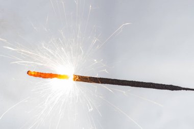 Maytap yanan kıvılcımlar bir sürü, hafif bir arka plan kadar yakın