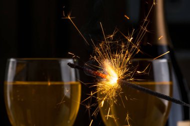 Maytap kadeh şarap, sparks bir sürü arka plan üzerinde yanan