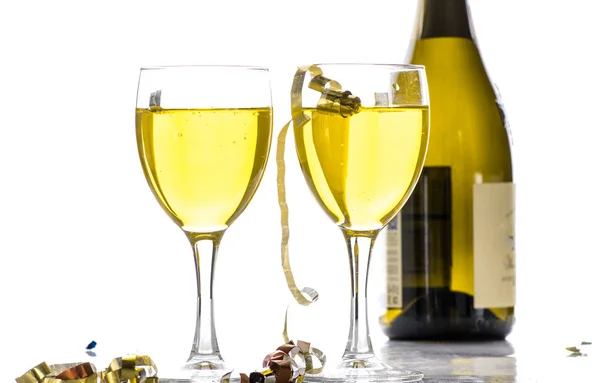 Dos Copas Con Vino Champán Fondo Botella Oropel — Foto de Stock