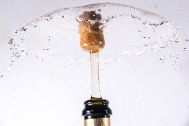 Şampanya ve mantar şişeden uçan