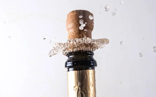 Champagner Und Korken Fliegen Aus Der Flasche — Stockfoto