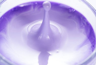 Farklı renkteki Boya karıştırma düşer ve yakın çekim su sıçramalarına