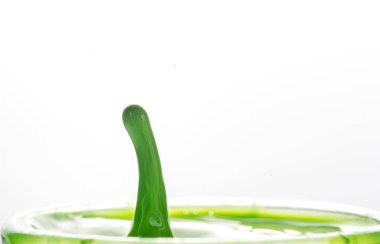 Farklı renkteki Boya karıştırma düşer ve yakın çekim su sıçramalarına