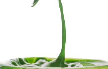 Farklı renkteki Boya karıştırma düşer ve yakın çekim su sıçramalarına