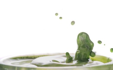 Farklı renkteki Boya karıştırma düşer ve yakın çekim su sıçramalarına