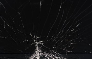 Kırık smartphone ekran, çatlak ve kırık cam altında çeşitli yılan