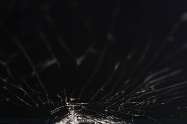 Kırık smartphone ekran, çatlak ve kırık cam altında çeşitli yılan