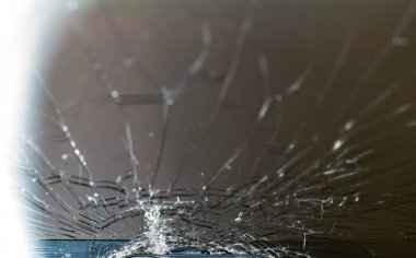 Kırık smartphone ekran, çatlak ve kırık cam altında çeşitli yılan