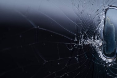 Kırık smartphone ekran, çatlak ve kırık cam altında çeşitli yılan