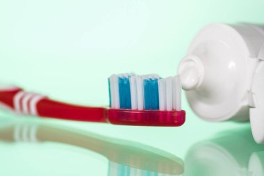 Diş macunu diş fırçası beyaz veya renkli arka plan üzerinde üzerinde