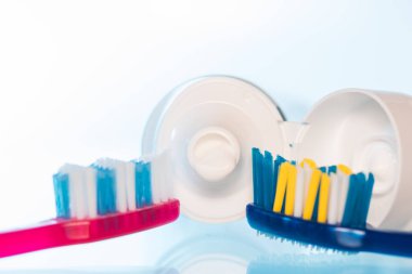 Diş macunu diş fırçası beyaz veya renkli arka plan üzerinde üzerinde