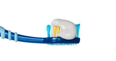 Diş macunu diş fırçası beyaz veya renkli arka plan üzerinde üzerinde