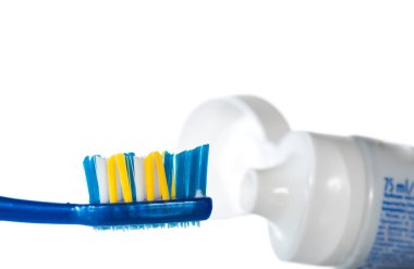 Diş macunu diş fırçası beyaz veya renkli arka plan üzerinde üzerinde