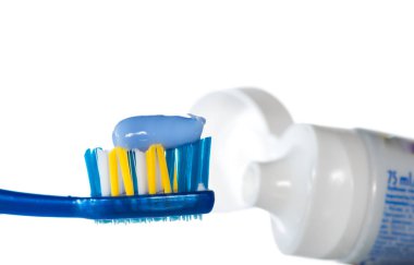 Diş macunu diş fırçası beyaz veya renkli arka plan üzerinde üzerinde