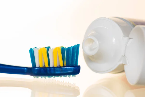 Pasta Dentes Uma Escova Dentes Fundo Branco Colorido — Fotografia de Stock