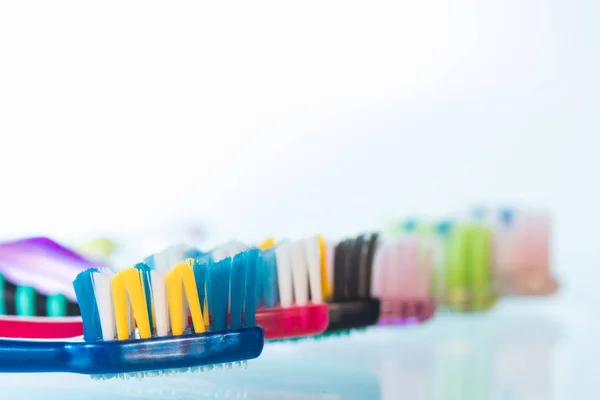 歯磨き粉の横にあるいくつかの歯ブラシ つずつ — ストック写真