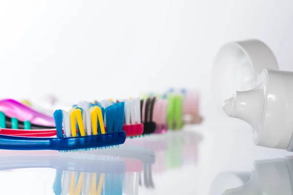歯磨き粉の横にあるいくつかの歯ブラシ つずつ — ストック写真
