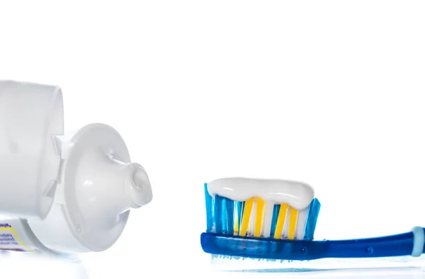 Pasta Dentes Uma Escova Dentes Azul Fundo Branco Com Gotas — Fotografia de Stock