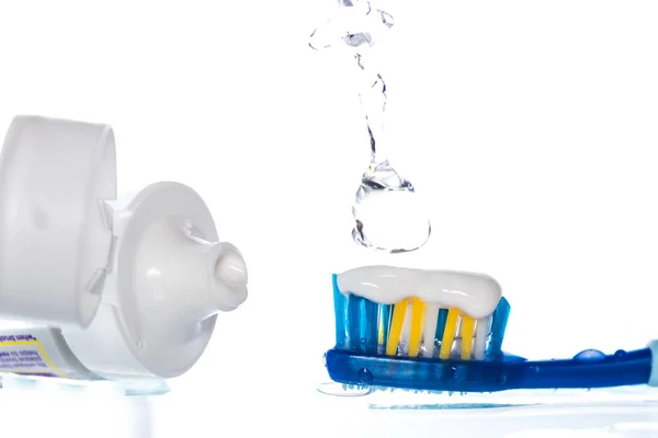 Pasta Dentes Uma Escova Dentes Azul Fundo Branco Com Gotas — Fotografia de Stock