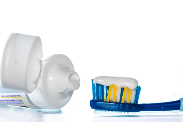 Dentifricio Uno Spazzolino Blu Fondo Bianco Con Gocce Spruzzi Acqua — Foto Stock