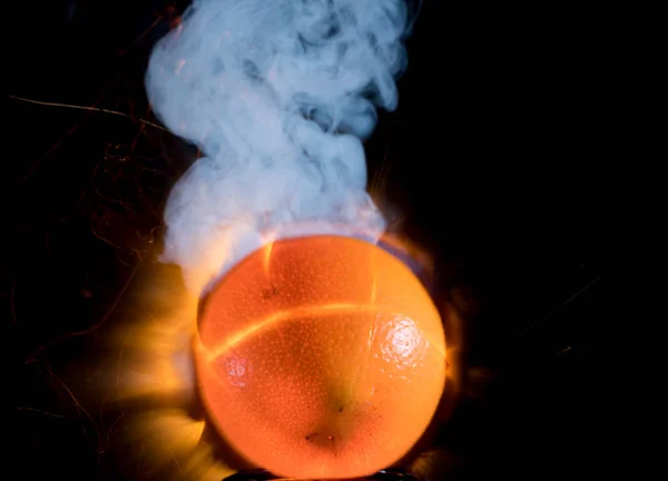 Апельсин Черном Фоне Пламенем Долю Секунды Взрыва — стоковое фото