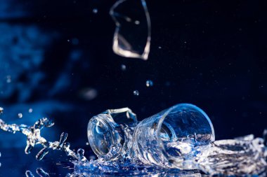 İki küçük gözlük her diğer parçaları üzerinde dövüyorsun