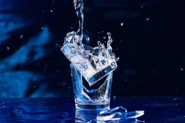 İki küçük gözlük her diğer parçaları üzerinde dövüyorsun