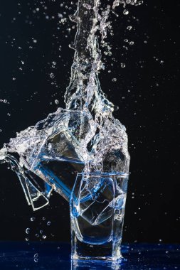 İki küçük gözlük her diğer parçaları üzerinde dövüyorsun