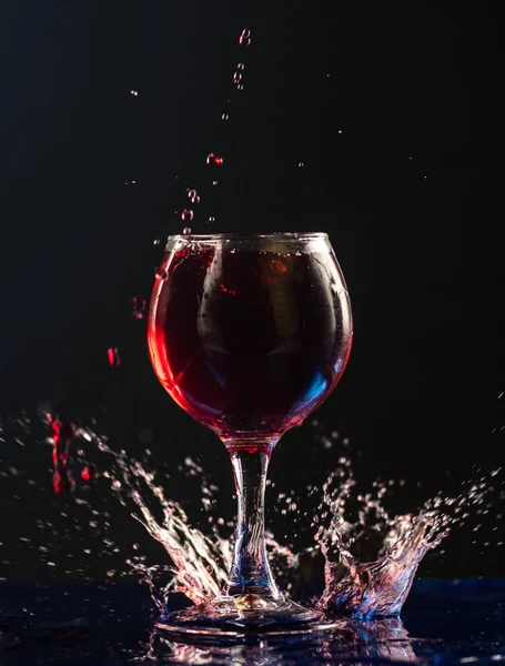 Bicchierino Con Vino Fondo Nero Spruzzi Nelle Vicinanze — Foto Stock