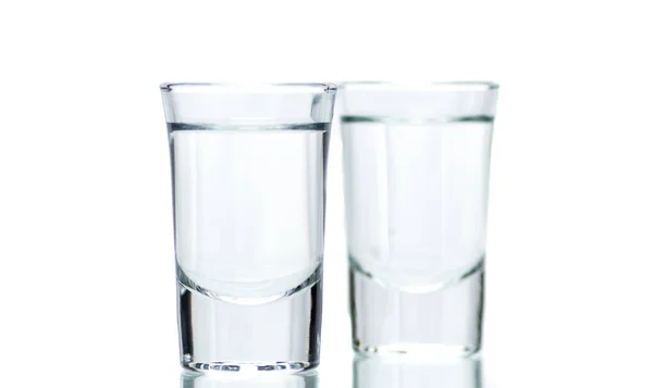 Dos Vasos Vasos Chupito Con Líquido Sobre Fondo Blanco — Foto de Stock