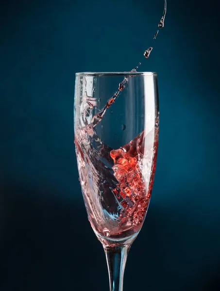 Plons Een Champagne Glas Vallen Rode Wijn Een Donkere Blauwe — Stockfoto