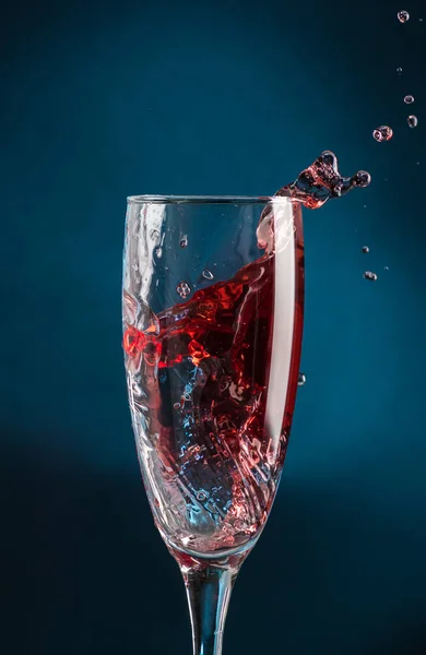 Plons Een Champagne Glas Vallen Rode Wijn Een Donkere Blauwe — Stockfoto