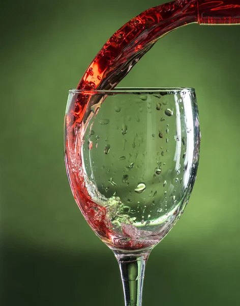 Plons Wijnglas Vallen Rode Wijn Een Donkere Groene Achtergrond — Stockfoto