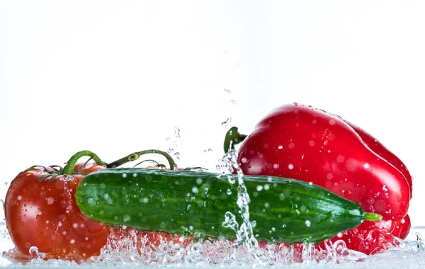 Fresh Vegetables Spray Water White Background Tomato Cucumber Sweet Pepper — Stock Photo, Image