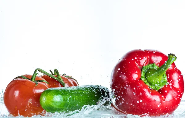 Fresh Vegetables Spray Water White Background Tomato Cucumber Sweet Pepper — Stock Photo, Image